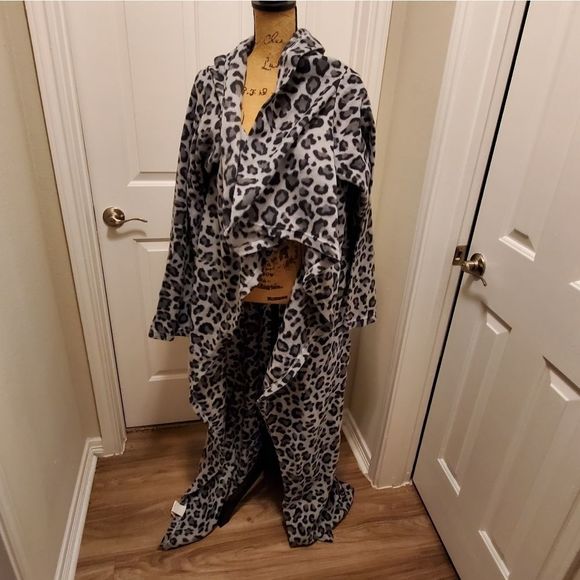Leopard print fleece super soft robe blanket Snuggie‎ - Picture 1 of 4